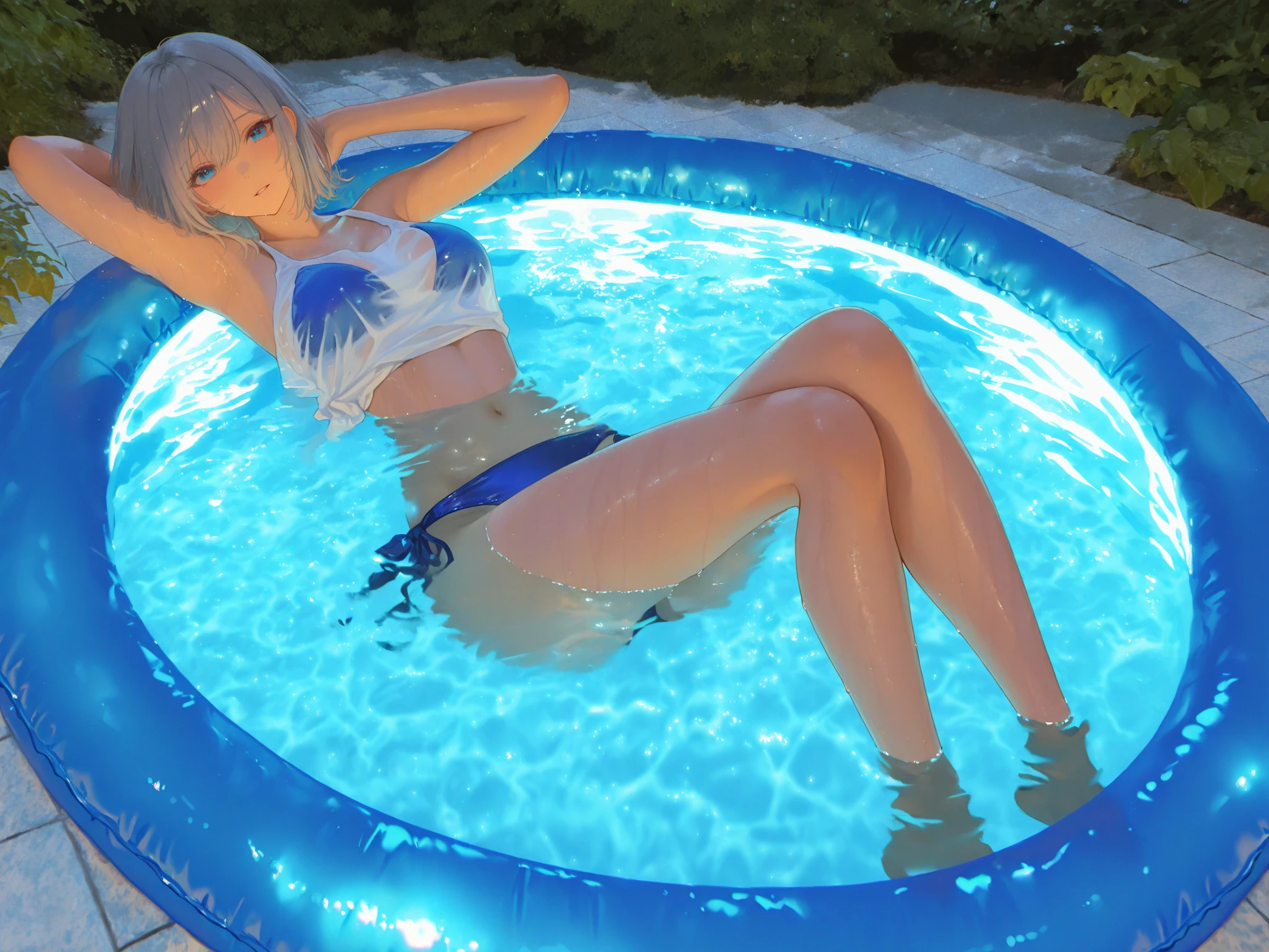 Linda mulher , She's standing,com as pernas dentro da piscina, She's in a blue bikini., the bikini is small, ela tem cabelos curtos, it's skinny, tem um corpo lindo, middlebreasts, she is looking at the camera, She has one hand on her waist , imagem em 4k