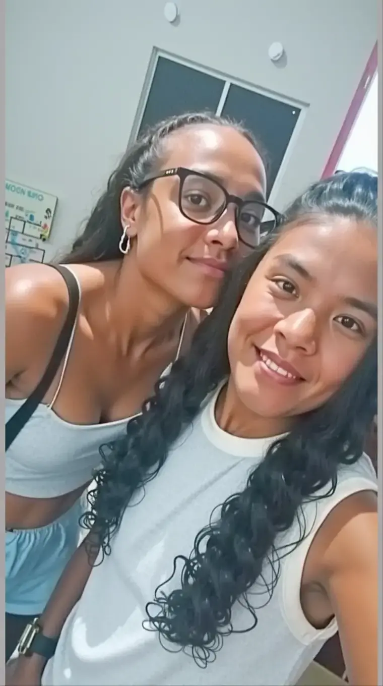 Duas mulheres apaixonadas com olhar encantador