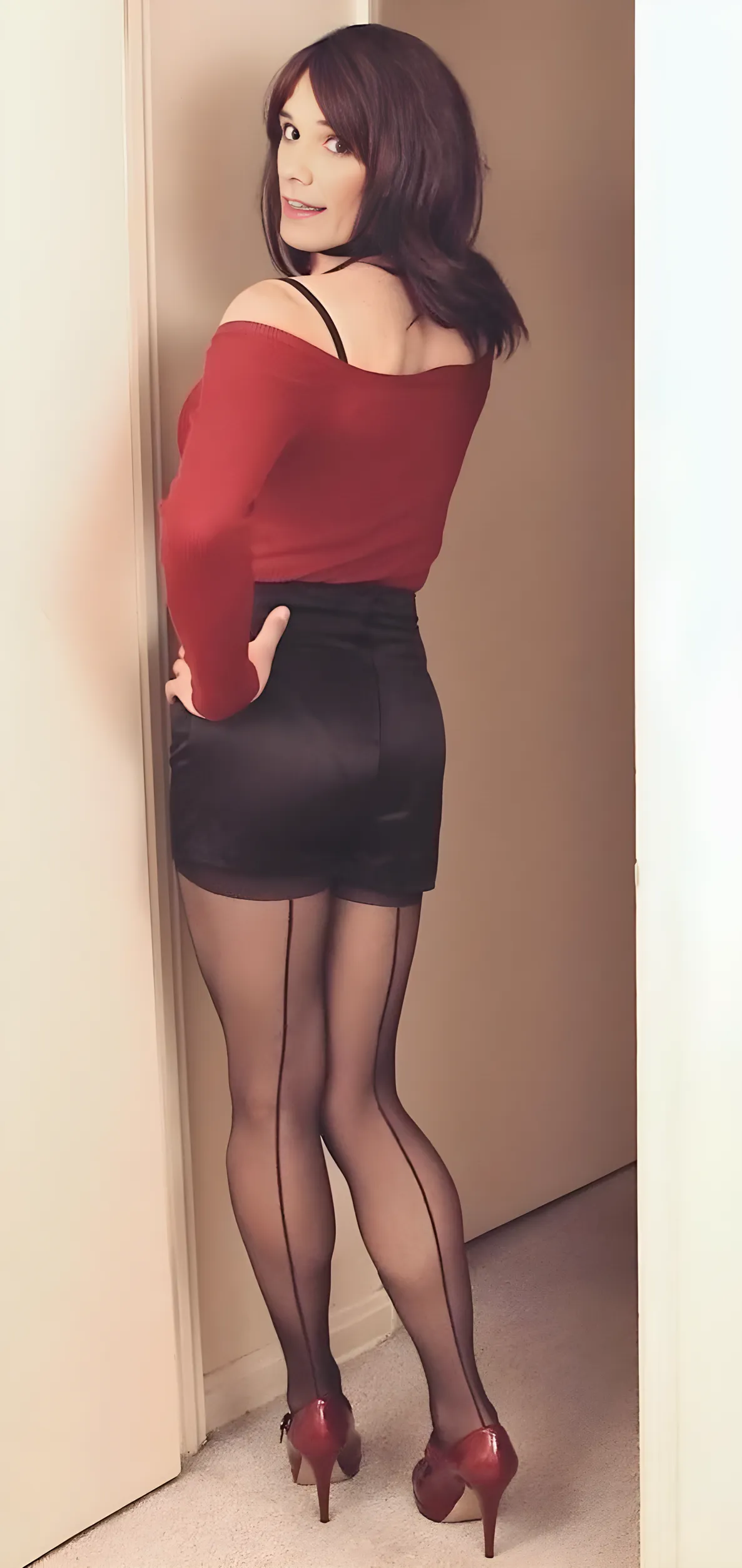 ulzzang-6500-v1.1, (RAW photo:1.2), (Photoreal), (genuine:1.4), １girl、perfect anatomy、48 years old、look at the camera、medium hair、black pencil skirt、((Are standing:1.3))、(super realistic pantyhose:1.2), (high heels)、(urination:1.5)