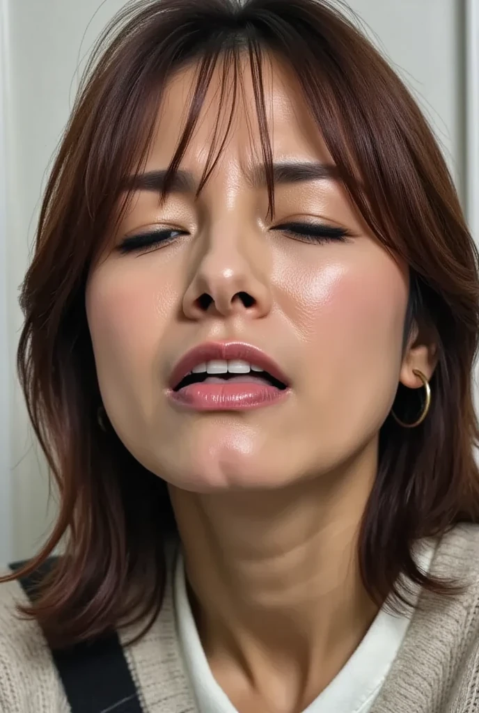 1 girl、超High resolution, retina, Accurate, masterpiece, Anatomically correct, Super Detail, Textured skin, Attention to detail, high quality, High resolution, 8k、Big double eyelids、nose、The focus is on the mouth、close-up focus on face、Woman with open mouth and closed eyes、30 years old、Brown Hair、(Verbal invitation, Long Tongue, Saliva trace, crazy ahegao, Drunk,Drooling),Tank top,(Oilskin)Drunk in orgasm,
