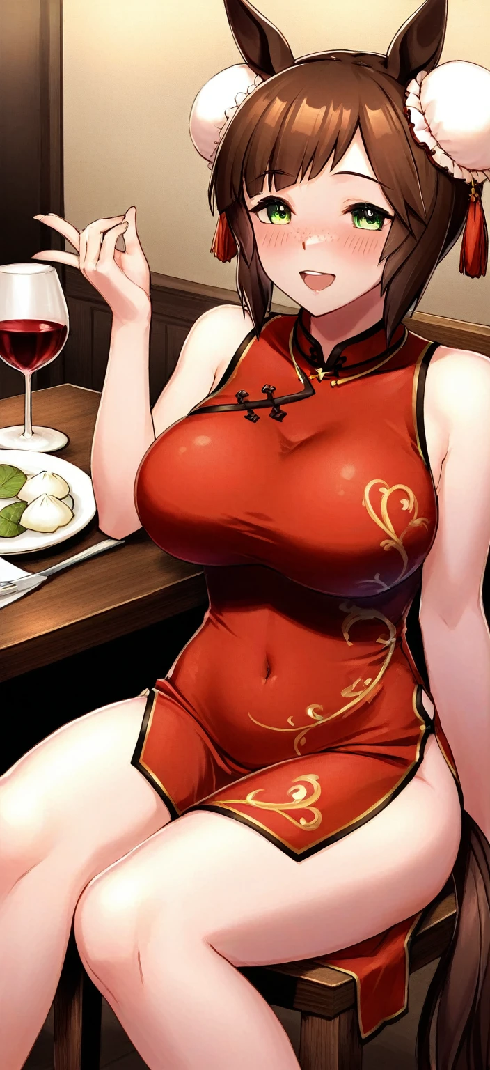 a beautiful woman，Standard red silk cheongsam，black hair，Large Breasts，Sexy，Slim body，Holding a Chinese long sword，long sword waving， (gold embroidery thread)， (Such)，cleavage， City，Outdoor Chinese restaurant，Smile，lipstick