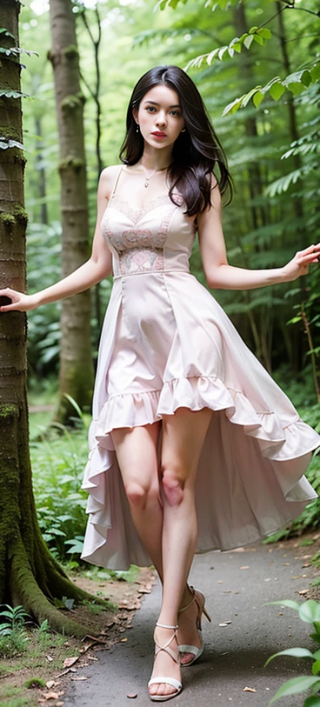 Hermosa joven voluptuosa con vestido muy escotado, con cabello pelirrojo y largas coletas, no lleva zapatos, bailando en un prado verde con margaritas y amapolas