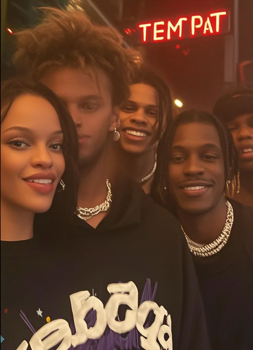 a soulfoul image of ariana grande, adele, bruno mars and rihanna in a studio, singing and playing together, black and white