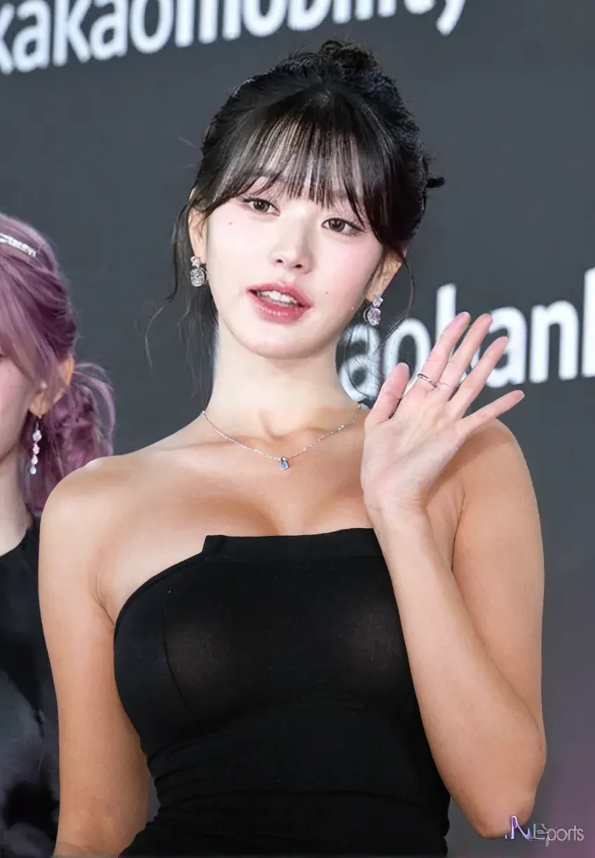 ((Best Quality, 8K, Masterpiece: 1.3)), Sharp: 1.2, Perfect Body Beauty: 1.4, Slim Abs: 1.2, ((dark brown hair, Big Breasts: 1.2)), (naked, waving:1.1), (red carpet arrivals:1.2), Highly detailed face and skin texture, detailed eyes, double eyelids, smile, armpit, close up,