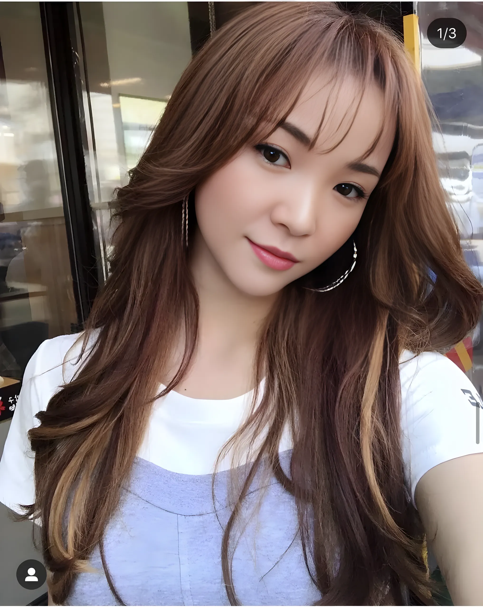 ((Best Quality, 8k, Masterpiece:1.3)), Focus:1.2, Perfect Body Beauty:1.4, Buttocks:1.2, ((Delicate Long Hair)), (Hip Wrap Skirt:1.1) , (Ship, Sea: 1.3),, Highly detailed face and skin texture, Delicate eyes, Double eyelids, Whitened skin, Smile, wearing necklaces, rings, on ships, sun on people's faces, big breasts