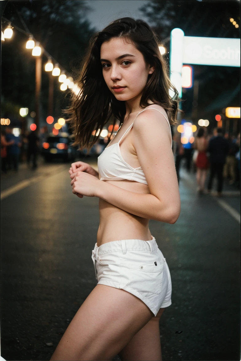 Foto Polaroid, foto nocturna, Photo of 21 years old.o mujer hermosa, Pale skin, Bokeh, Desenfoque de movimiento
