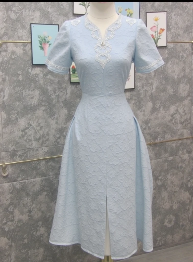 um close up de um ful dressed em um manequim manequim, bridgerton dress regence period modest flowing ful dressed, zido, ful dressed de voil, ful dressed longo female, complete view, Queen, ful dressed verde claro, ful dressed, ful dressed, Regency-era, end, aqua, pelisse, ful dressed rococó, average, ful dressed longo, Regency, brocade dress, ful dressed volumoso caro, ful dressed de videira ful dressed bridgerton vitoriano seculo 18