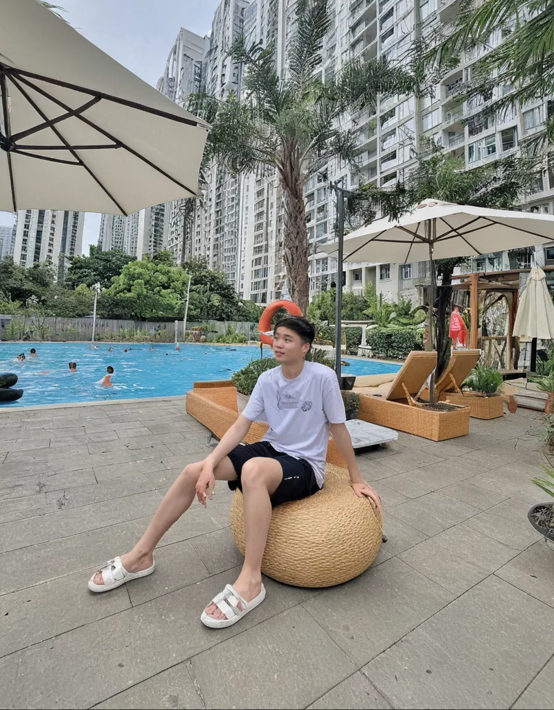 masterpiece, best quality, official art, 8k wallpaper, highly detailed, illustration, 1 boys, beach, detailed eyes, forrest, bare shoulders, hanfu,lakes, pure, smart smile,bamboo,Tea, sit in swing bed