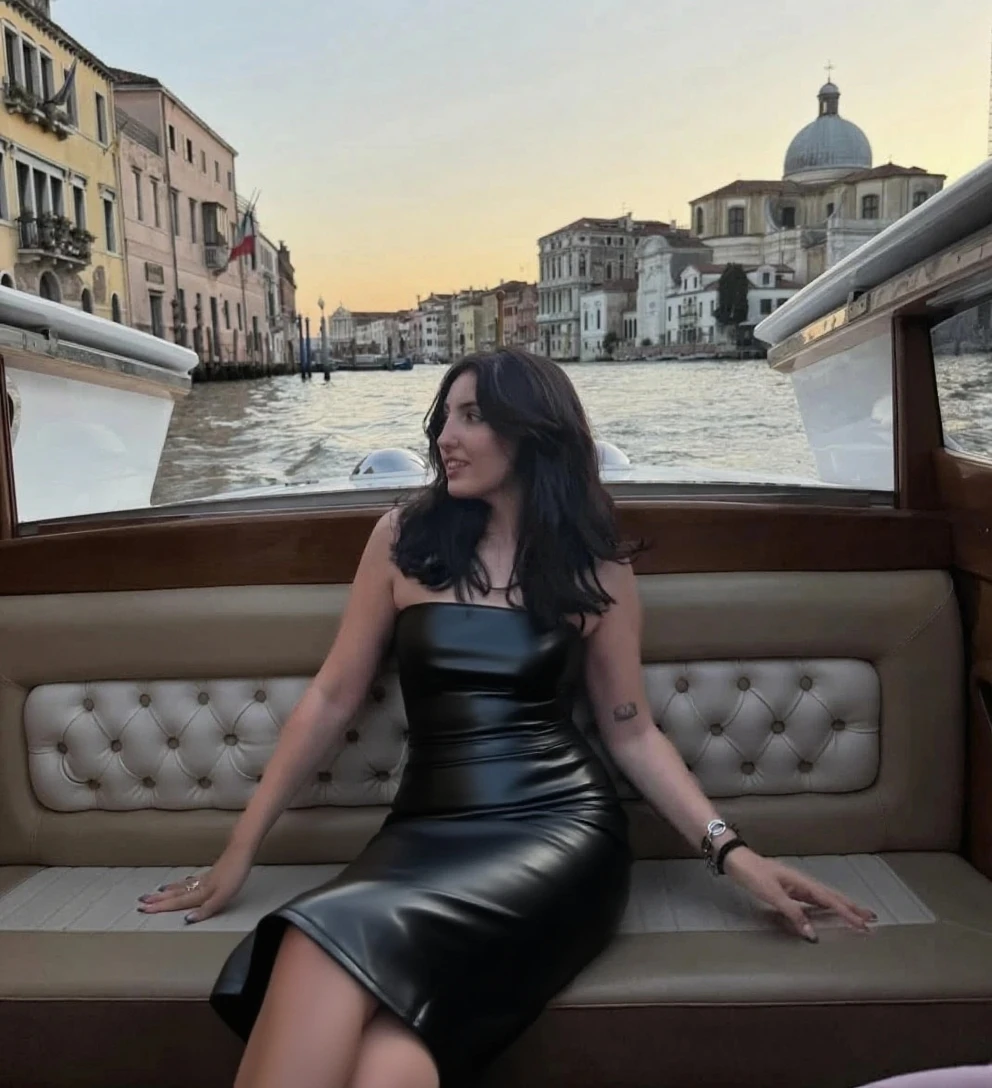 Make Larissa in this same pose wearing an identical outfit in a setting exactly like the one in the photo, cabelo castanho escuro