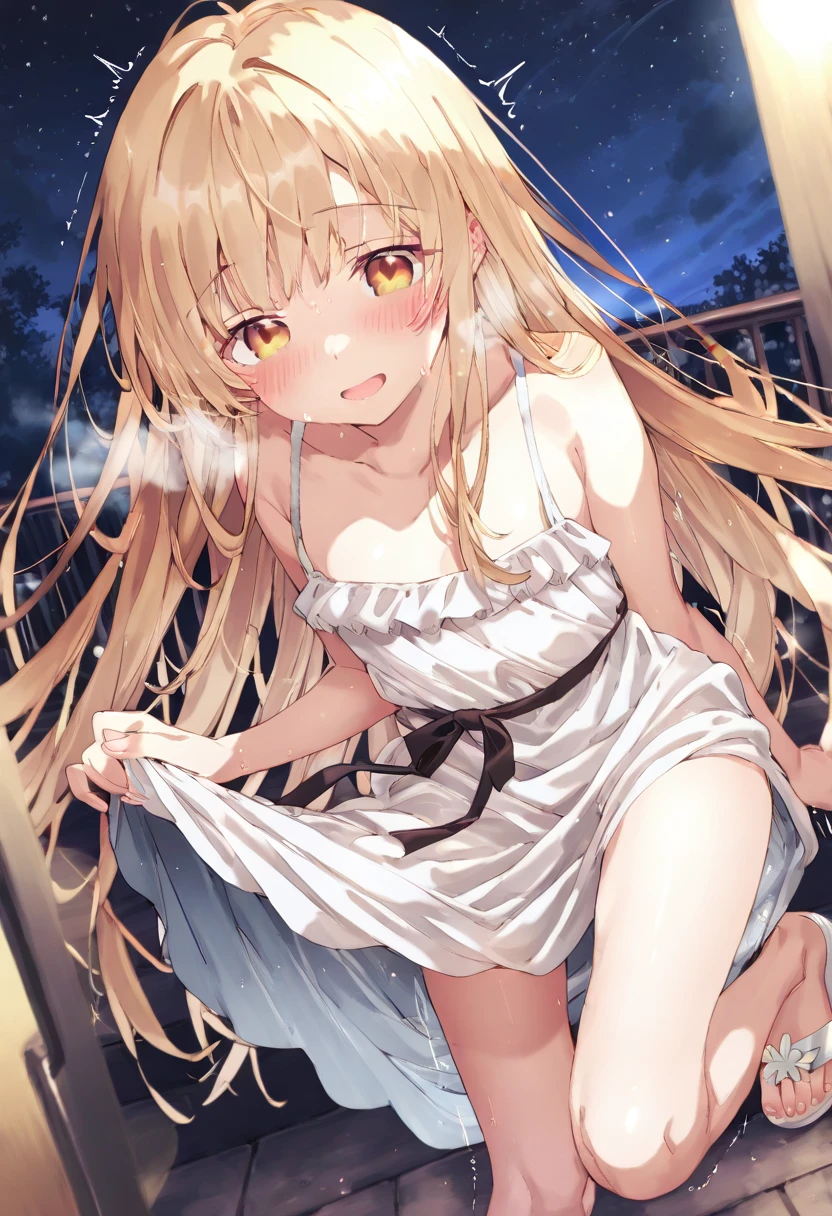 Una linda camisa blanca que la deja ver. 、Falda de vuelo celeste con volantes、Se levanta la falda con ambas manos para lucir su linda ropa interior blanca.、Linda ropa interior blanca visible cuando se levanta la falda.、Playa de arena, Mar hermoso, noche y cielo estrellado