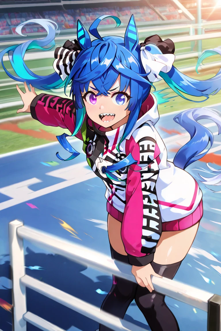 (best quality), (master part), (high resolution), (Anime heroine illustration),,sozinho,menina com orelhas de cavalo,sorridente,de volta voltada para o espectador,bunda grande e musculosa,Slacks,roupas esportivas,campo de futebol,Diamante,cabelos multicoloridos,olhos multicoloridos,muscular female,Mature female