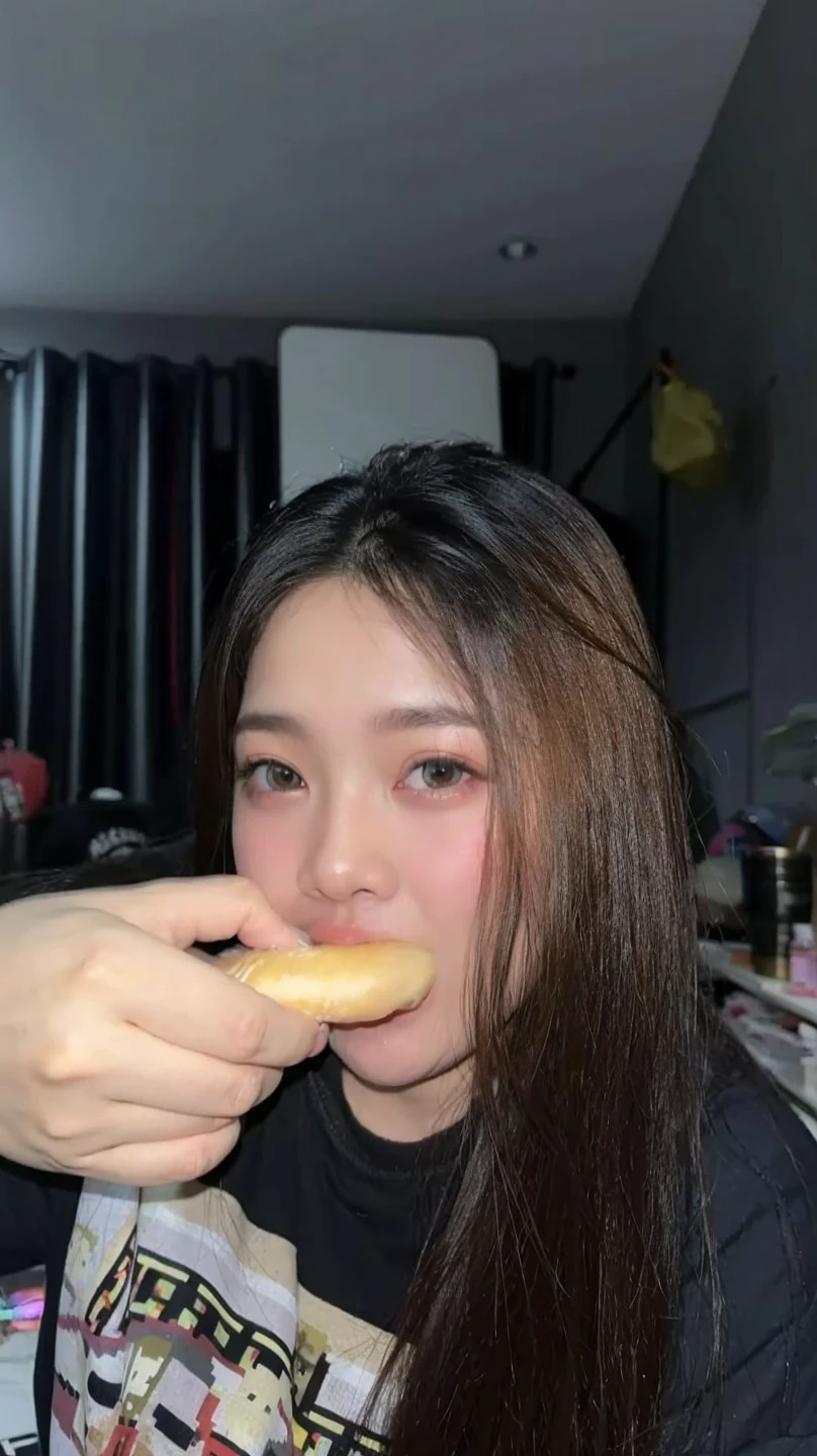 (Representative Works: 1.2), (Ultra Details: 1.0), 20-year-old girl, Tipster,, Watch the viewer, No makeup, Blurred background, Hospital, (Nurse: 1.0), Licking sausage