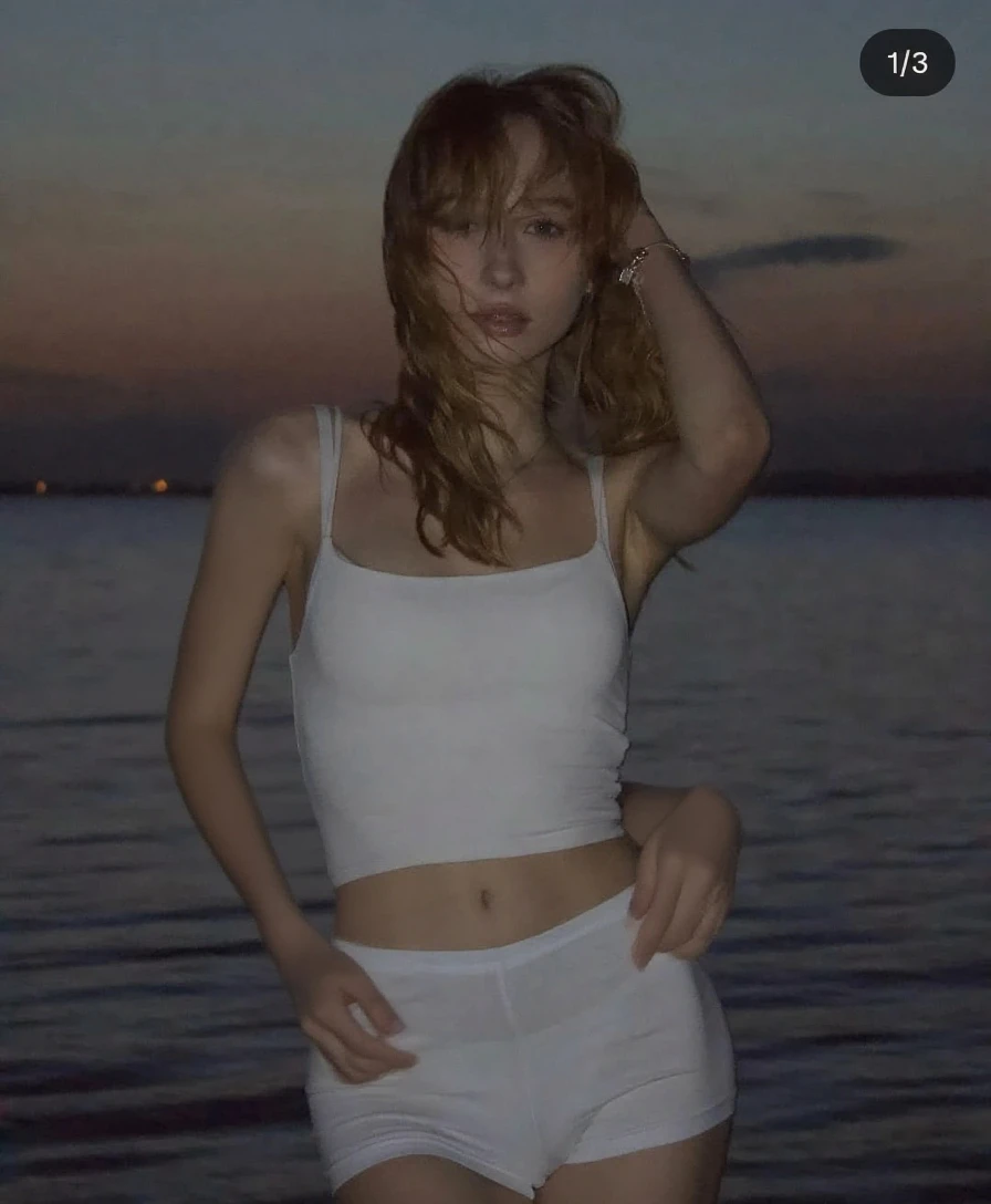 Girl, dunkles nasses Haar, am Strand, Sonnenuntergang, Bikini-Unterteil, white tight shirt, sexuelle Pose
