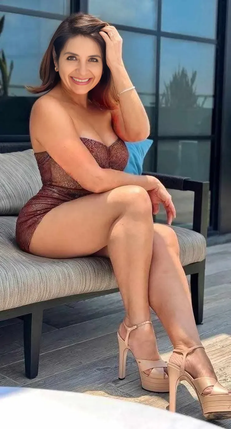 woman like Constance Marie, 50 years old, casual, cleavage, nice breasts, ((muscle legs)), short thight skirt, heels