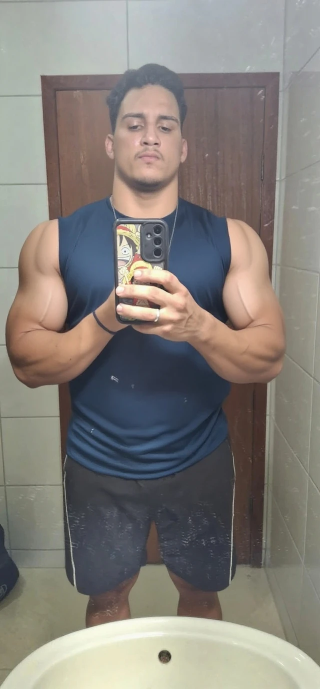 there is a man that is taking a selfie in the mirror, foto fit, bastante musculoso, foto de meio corpo, 2 7 anos, mas musculoso, [ adamantly defined abs ]!!, [ ABS rigidamente definido ]!!, 2 8 anos, peito achatado, slender and muscular build, 2 9 anos, muscular build, Bowed muscles;