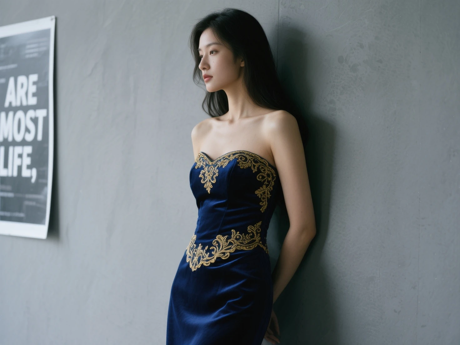 (Ultra-high resolution), (masterpiece), (Attention to detail), (high quality), (最high quality), ((upper body shot)) , One Girl, Medieval Lady, ((Queen)), Victorian Style, race, silk, Long gown, High upstyle, tiara, Royal Blue, Silver Accessories, Luxury Background, Royal Palace Garden, Coat of arms, Luxurious curtains, Classic beauty, Sophistication, Noble, 王家のCoat of arms, Graceful pose, Noble atmosphere