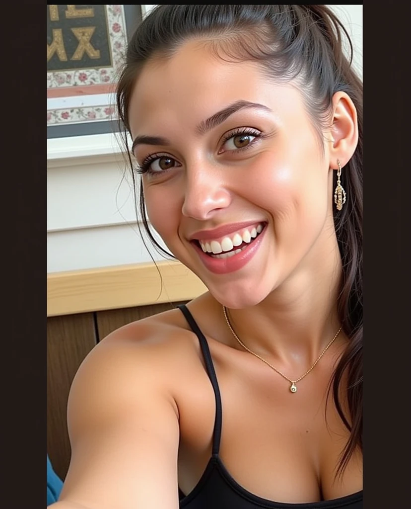 1 fille, debout, prendre une photo d'herself, vue d'en haut, regarde la caméra, sourire, heureux, bonne humeur. brunette, (Cheveux noirs), cheveux longs, yeux verts, Corps en forme. photo du corps entier