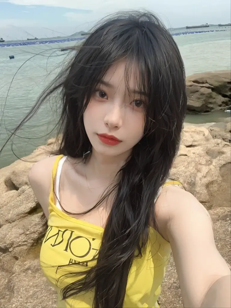Araffe Asian woman in a colorful top and denim shorts posing for a photo, Lalisa Manobal, Bela Delfina, Sun Yunjoo, Jinyoung Shin, young engraving idol bonito, young engraving idol, young engraving idol magro, chiho, tzuyu de duas vezes, wenfei you, realistic young engraving idol, com franja
