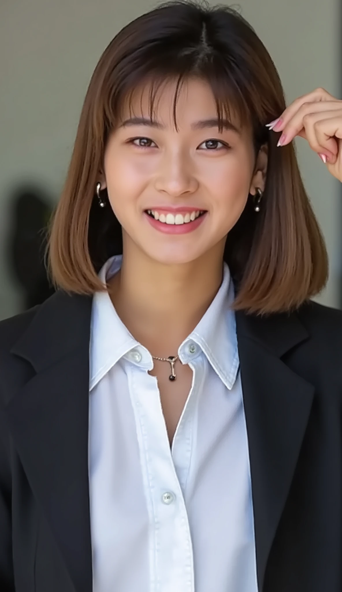  Neat Young Woman、and look at the camera、office lady suit、jacket、shirt、necklace、ear piercing、薄い茶髪、smile showing teeth、背景はオフィス

