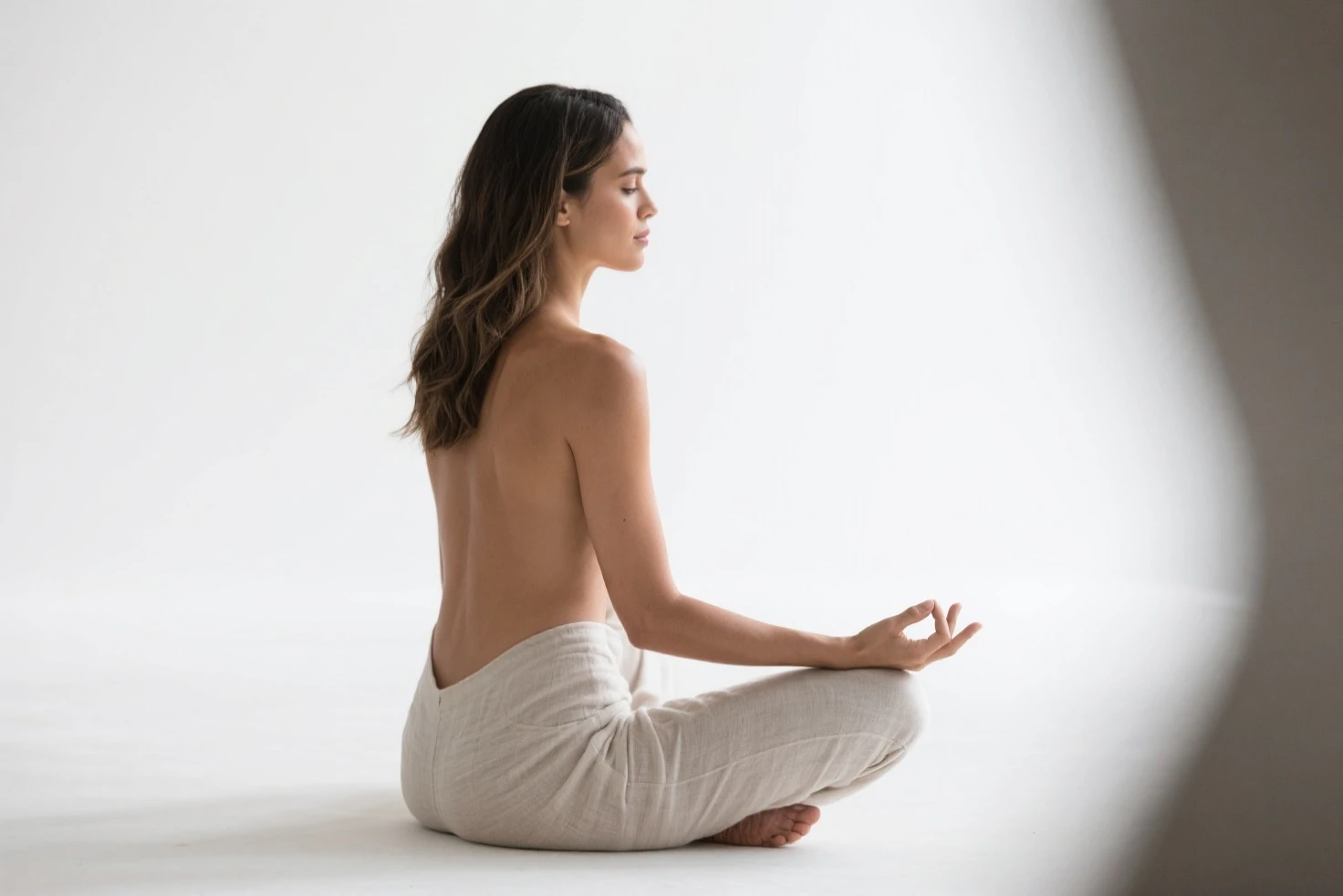 an woman sitting,Extend your arms and legs forward toward the camera,Spread your fingers