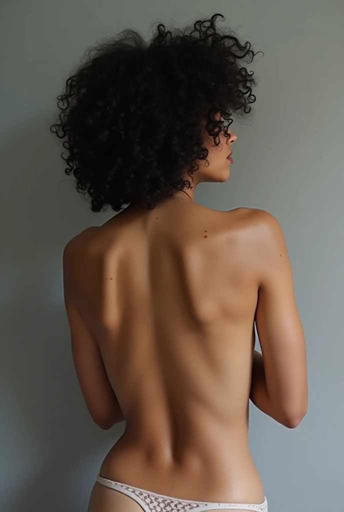 A imagem incolor ((sem cor)) mostra uma ((mulher magra)) de costas, She wears a black dress that exposes her back, ((Your face doesn't)) appear, just the neck and back, She is sitting showing her back where you can see every detail of her spine and neck, She has her head down, her hair is short, the image has good lighting 