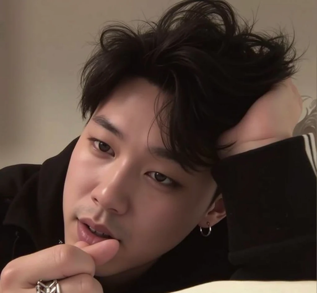 asian man with a ring on his finger, Jimin\o nariz grego, Jimin\the right eyelid is swollen, Jimin\the full lips, accurate Jimin face, park Jimin, Jimin, hyung tae, Yoongi de cabelo preto, taejune kim, Hong junho hyung, Jinyoung Shin, Hsiao-ron, cai xukun