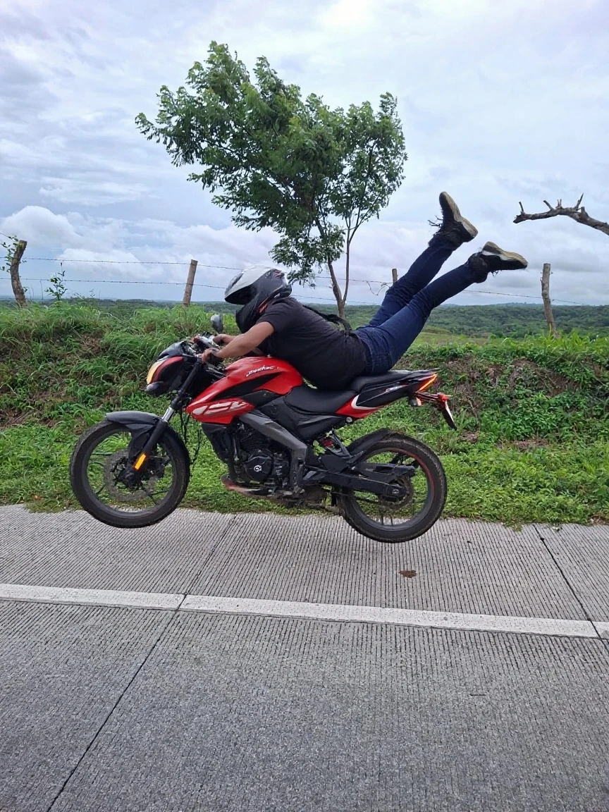 Araffe em uma motocicleta vermelha com um homem de camisa vermelha, motocicleta, motocicleta, sentado em uma motocicleta, andar de moto, inspirado em Alex Petruk APe, pilotando uma motocicleta, trying to ride it, Directed by: Willian Murai, ástor alexander, motociclista, obra de arte, cool looking, Upload de alta qualidade, Directed by: Matthew Perez xre300 --auto