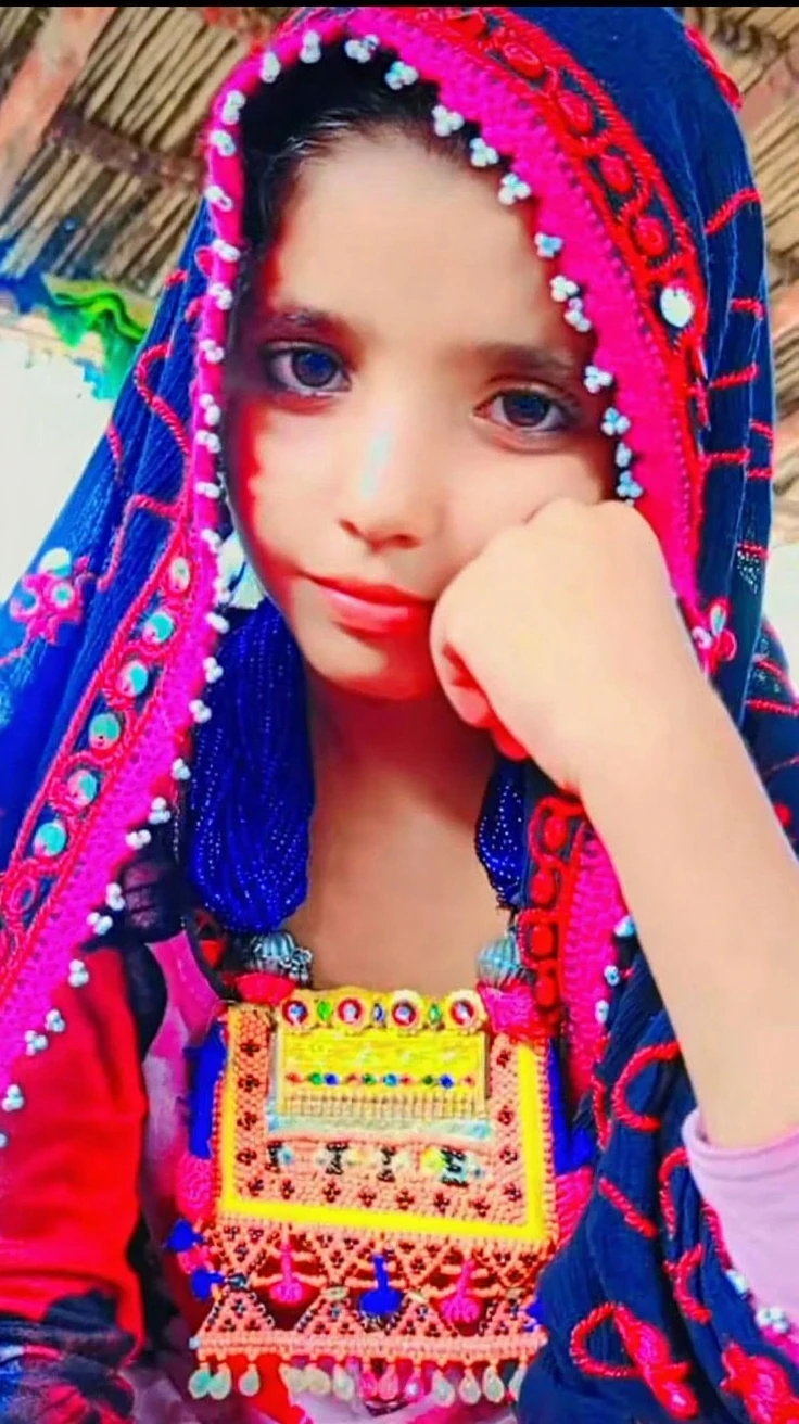 Menina de 12 anos com seios pequenos com pernas abertas