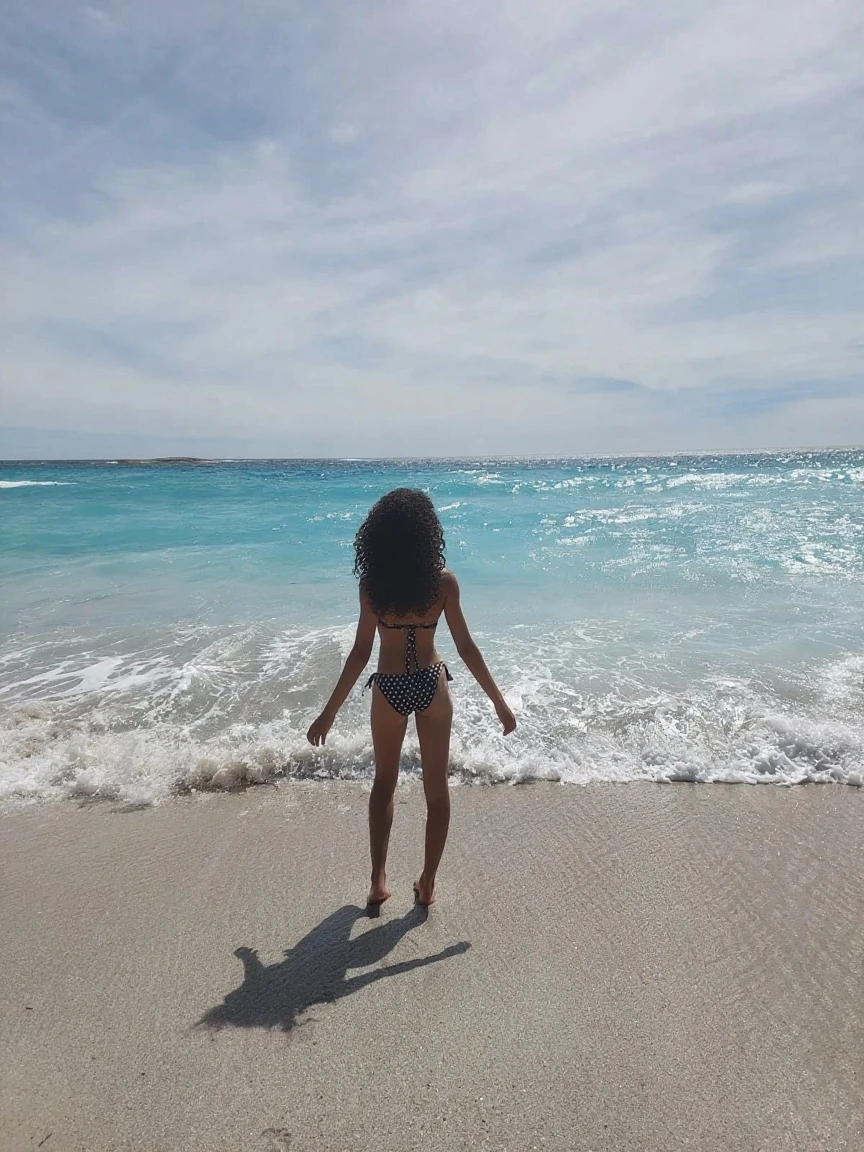 Ajoelhado, from behind, suar, (Foto RAW, best quality), (Realistic, photo-realistic:1.2),mulheres supermodelares, deitado na areia, Praia, luz da natureza, (pele altamente detalhada:1.4), cabelo lindo, Estrondos de ar, cabelos pretos castanhos, , soft lighting, alta qualidade, pele perfeita,  mostrando bumbum sem pelos pubianos,