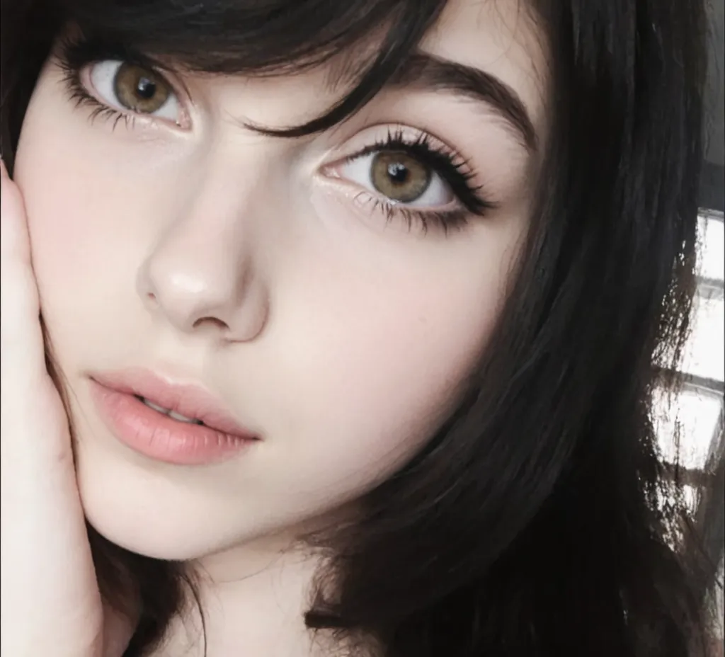 hay una mujer con un piercing en la nariz posando para una foto, mirada penetrante, ojos oscuros y penetrantes, ojos claros y penetrantes, septum piercing, 1 7 year old anime gothic girl, con pelo largo y ojos penetrantes, con ojos ansiosos y penetrantes, ojos brillantes y penetrantes, 1 7 year old gothic girl, shikami, vibraciones de anime