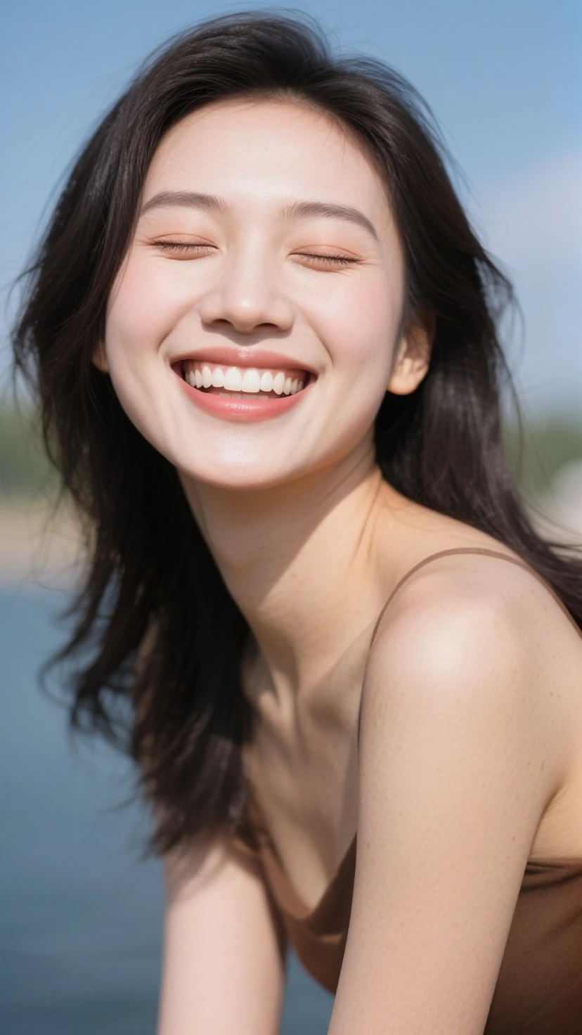 An innocently enjoying face。Laugh with your mouth wide open。Close your eyes completely。Droopy eyes。