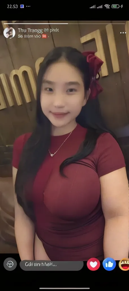 Menina jovem peito grande pelada