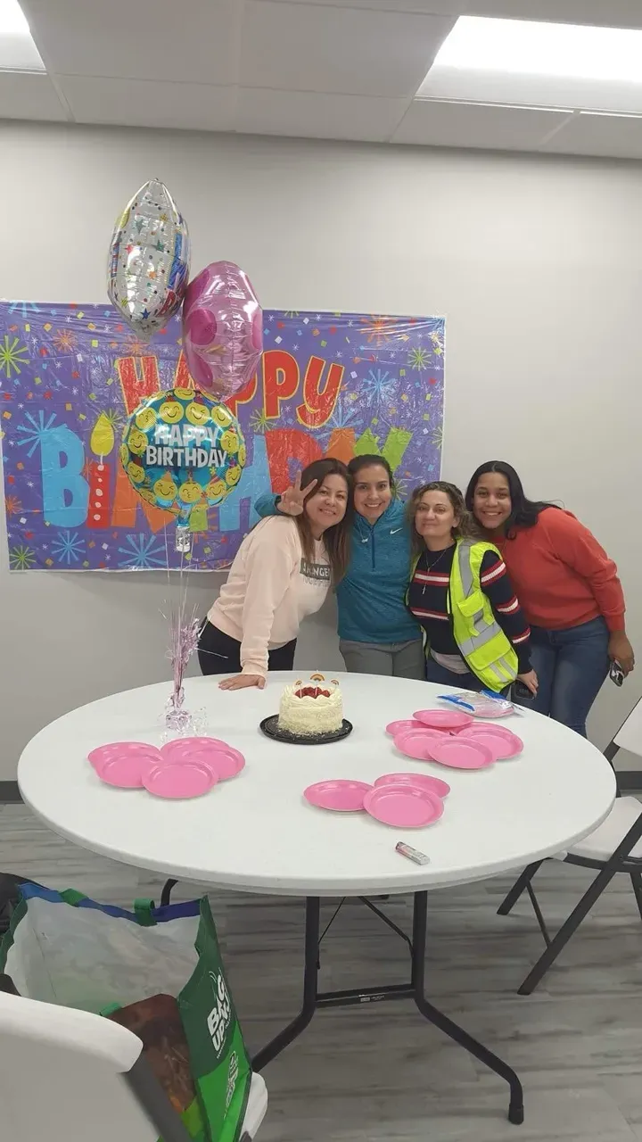 mulher segurando caixas de presentes