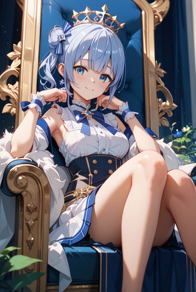Une avec les cheveux longs très mignonne avec un petit haut blanc et une jupe bleu assis sur le canapé du salon