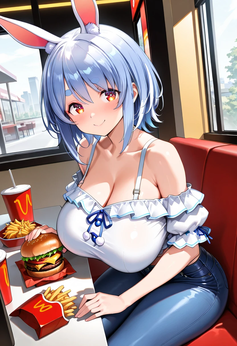 Un primer plano. A young woman in a burger joint is having a soda and some sentanda fries. Ella sonrie mientras dorbe con la pajita su refresco. Es muy hermosa, tiene el pelo largo y ondulando, viste ropa muy colorida y moderna.