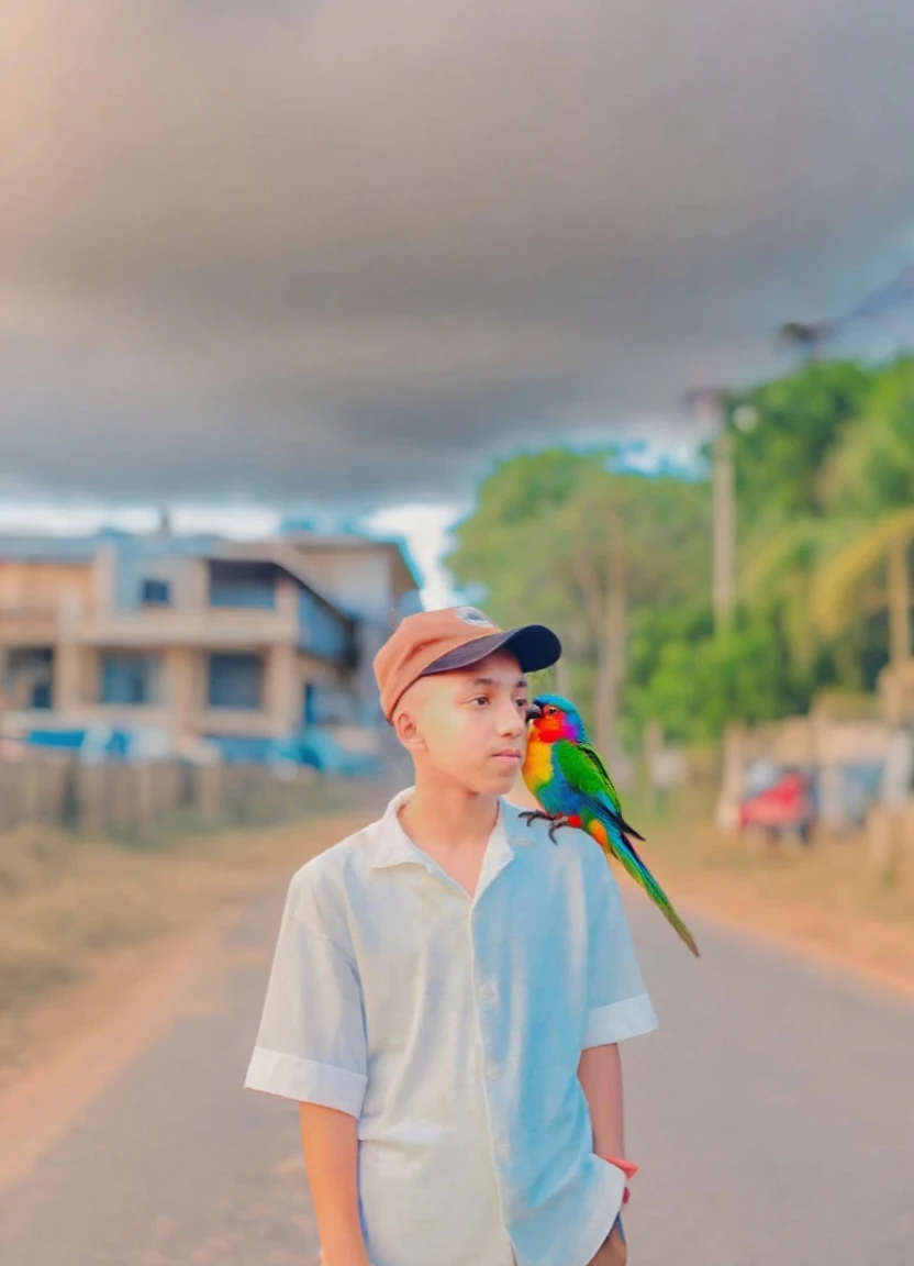 guttonerdvision12, Um garoto de 3 anos de idade usando oculos, com roupa branca, asas em suas costas com penas brancas. Esta fazendo pose em frente a uma ruina grega com colunas ao fundo. Fundo da imagem desfocada. (Rosto detalhado:1.3), (hyper-realistic, hiper-detalhado, uhd:1.3), 8k