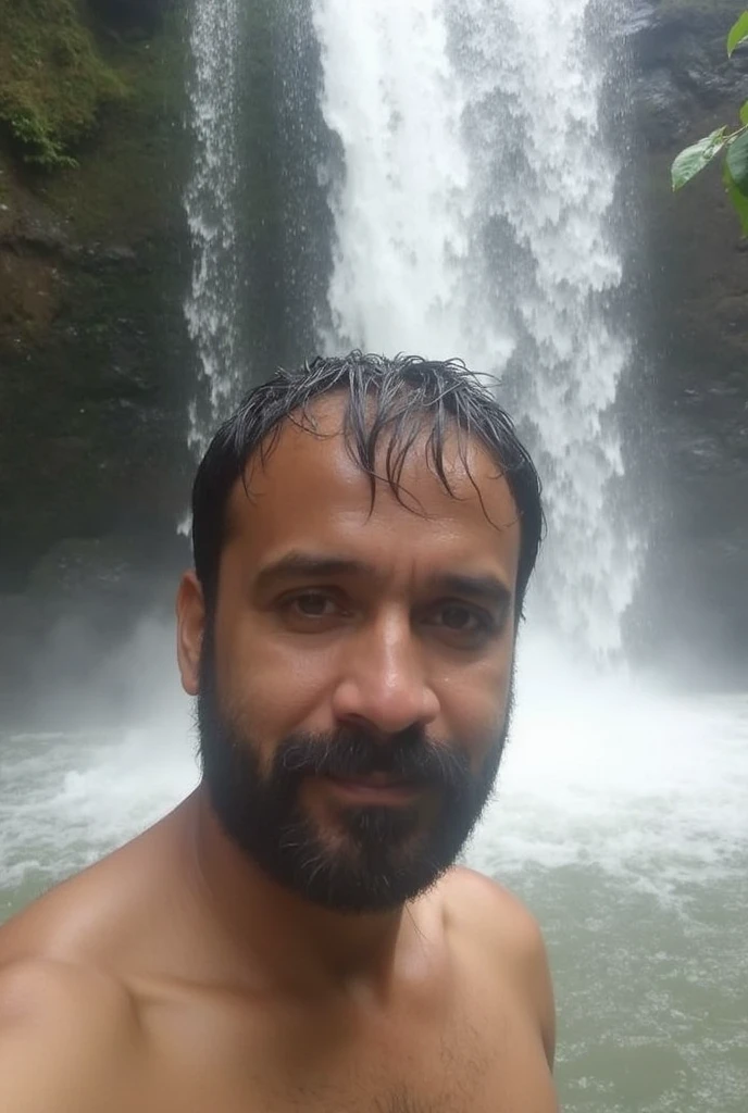 Homem sem camisa em frente a uma cachoeira, ao lado de uma cachoeira, standing near a waterfall, cachoeiras ao fundo, com uma cachoeira, cachoeira ao fundo, com cachoeiras, em frente a uma cachoeira, Standing in a waterfall, em uma caverna com a cachoeira, banho em cachoeira, with trees and waterfalls