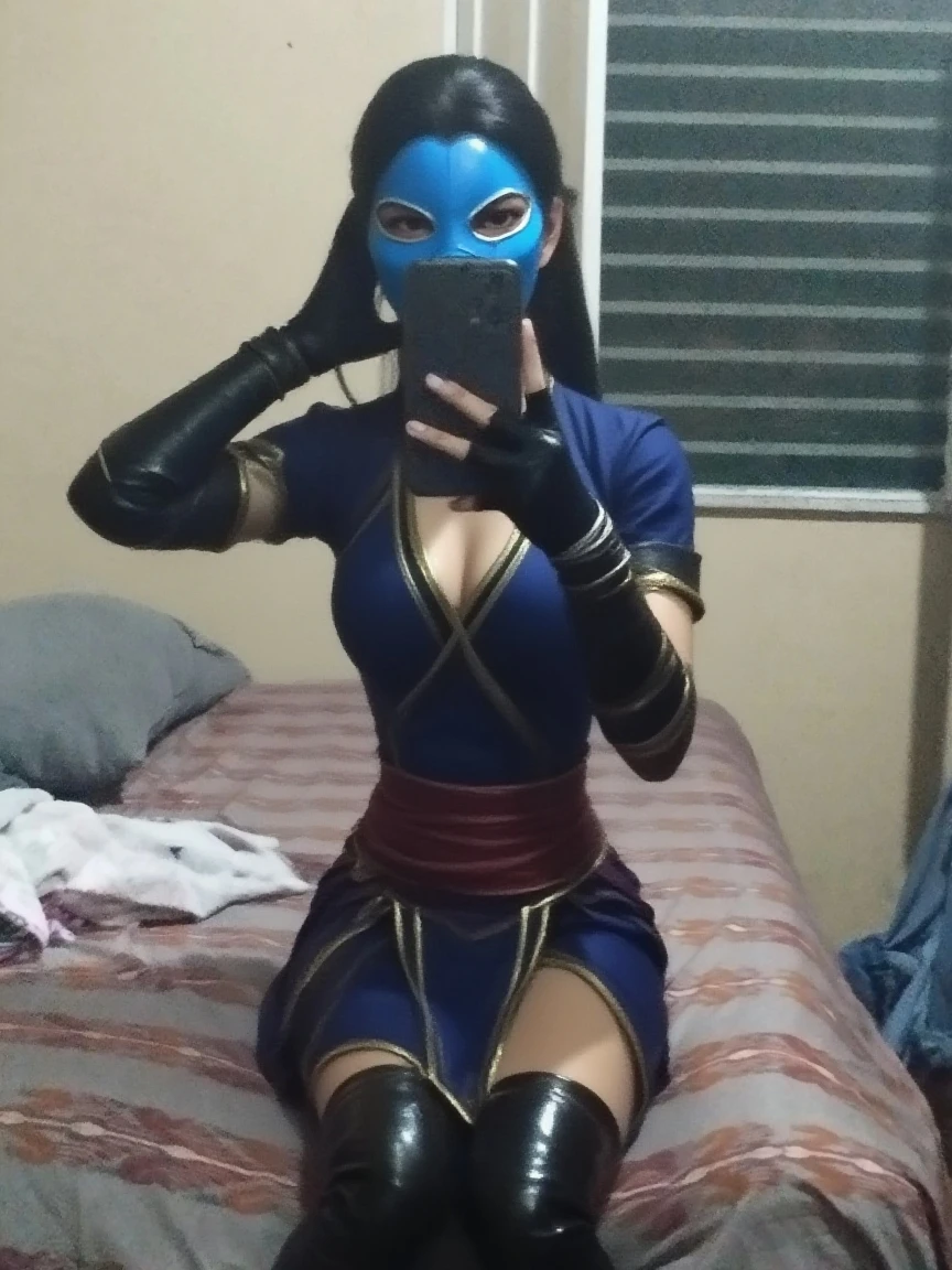 ((best qualityer, 8K, work of art :1.3)), 1 Woman, (Linda Woman destacando seu abdômen definido: 1.3) all-body, Woman, Simple style, illustration, Woman jovem, 27 year old, Mortal Kombat 9: The Kitana, princess face, alone, Caucasian skin, delicious, Woman atlética, big boobies, Bullish, broad shoulder, Bblack hair, long and loose hair, top cropped azul, Blue long boots, blue mask, blue bracelet, viewer looking, high resolution:1.2, best qualityer, natta, Low camera angle, volumetric lighting, Depth of field, ombre