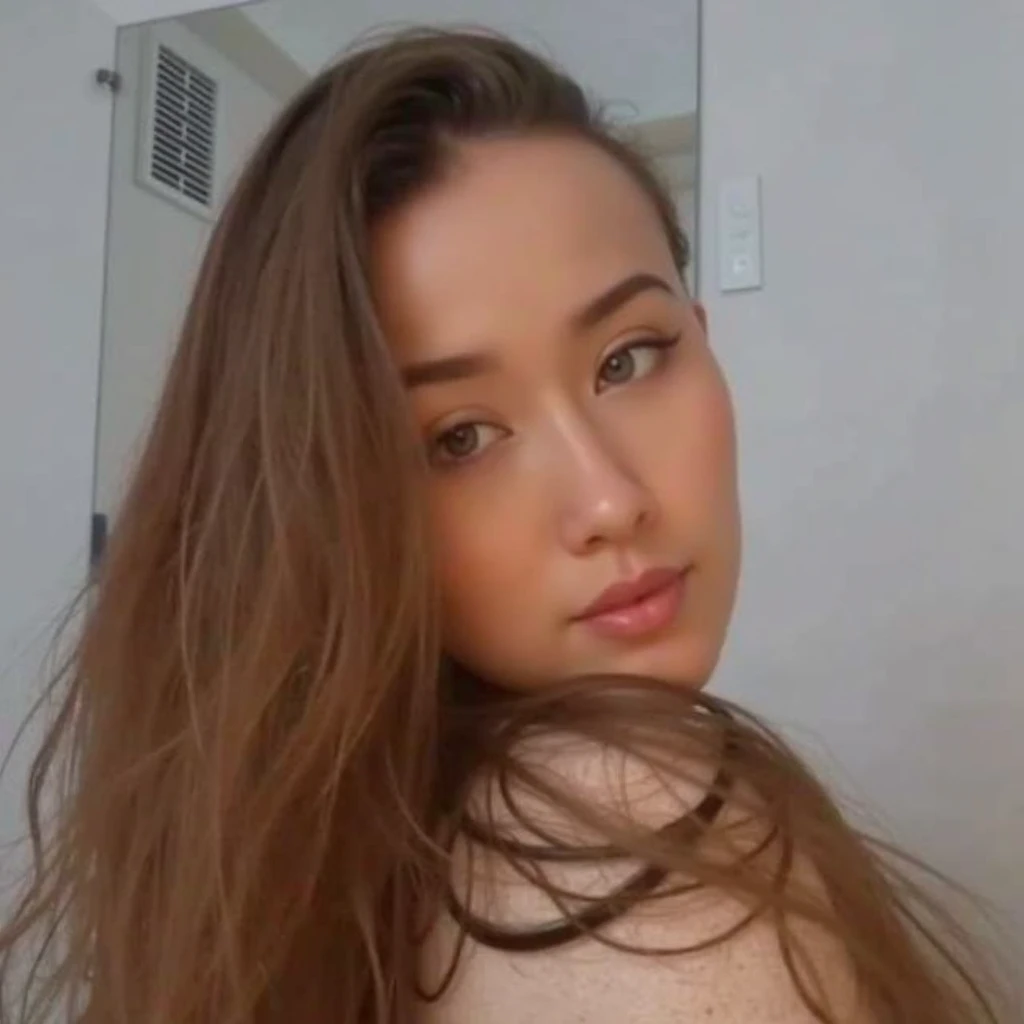 arafed woman de 18 years de edad, with long hair at night, Free hair. evening, with long hair, Woman with brown hair, long and shiny hair, ☁🌪🌙👩🏾, she looks like a mix of grimes, leaked image, very very high quality image, with sunset, 18 years