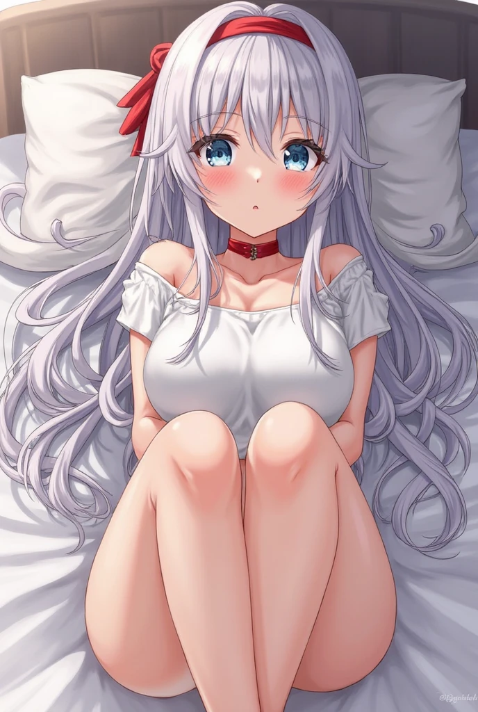 silber hair、red eyes、Beautiful girl alone、独奏、animesque、Camisole、a miniskirt、Underwear is slightly visible、a bed