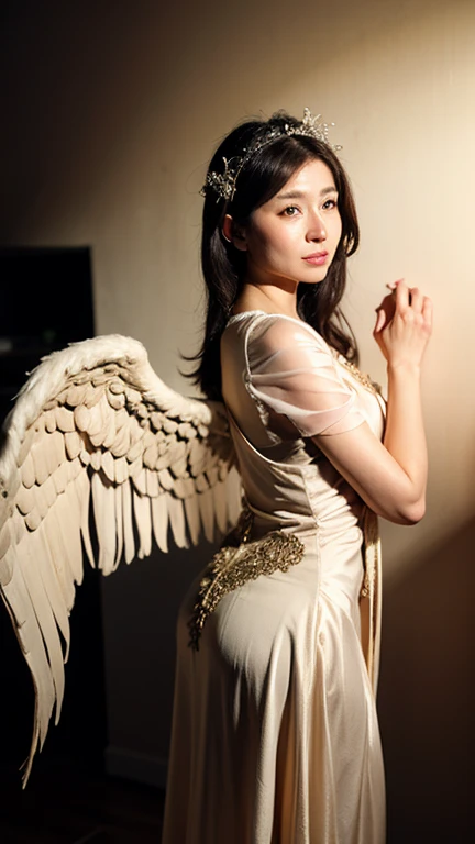 (On a table, Best quality, realistically, ultra - detailed, meticuloso, A high resolution, 8k wallpaper), Close-up portrait of a beautiful woman, Chariada, Smiling, light brown messy hair, Perfect dynamic composition, 美丽meticuloso的眼睛, Just like the cover of a fashion magazine, On campus