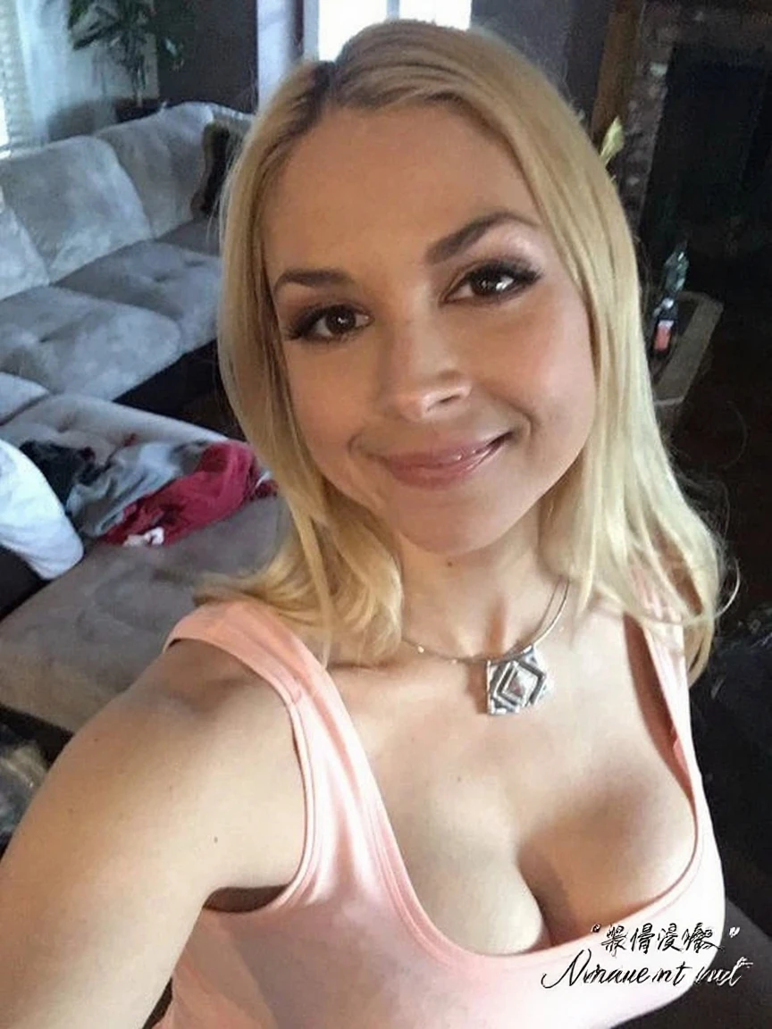 Gwen Stefani taking a selfie photo with the right fingers naked and smiling sexy