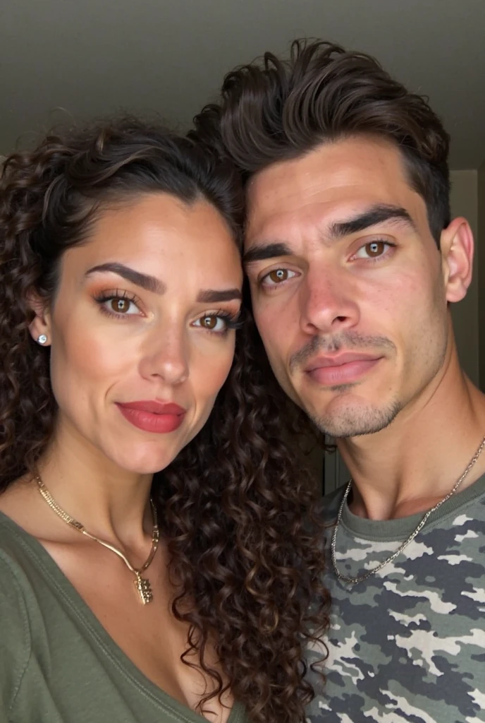 there is a man and woman posing for a picture together, cachos por cima, cabelos cacheados, modelagem para dulce e gabanna, Ela tem pele marrom oliva, pele de azeitona, seu rosto emoldurado com cachos, imagem vazada, facebook post, selfie apaixonada, Alanis Guillen, encaracolado, selfie de uma jovem mulher, Cachos e curvas, lindo rosto latino