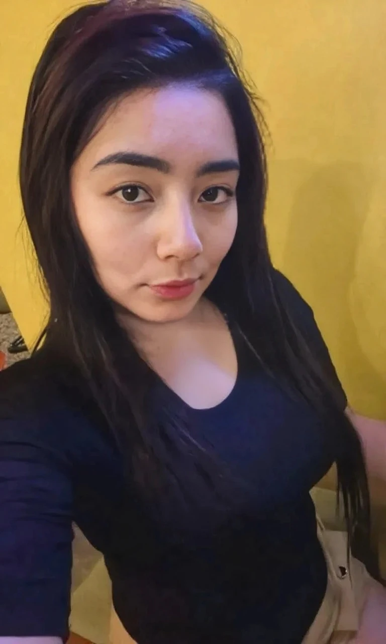 hay una mujer que esta posando para una foto en la calle, around 19 years, 19 year old girl, 18 years, 🤤 girl portrait, 23 years, 3 0 year old woman, 30 year old woman, 22 years, 21 years, taken in the early 2020s