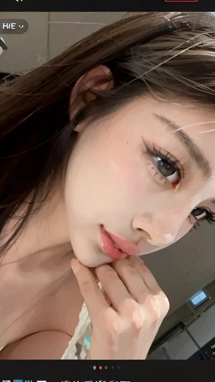 hay una mujer con un dedo en los labios y una camisa blanca, Lalisa Manobal, Hermoso rostro estetico, labios claros y de alta calidad, maquillaje suave, cara sexy, ojos y labios, small lips pointed nose, Lalisa Manoban de Blackpink, cara sexy with full makeup, thin pale lips, cara perfecta ), con labios muy finos, rosé, rosé blackpink