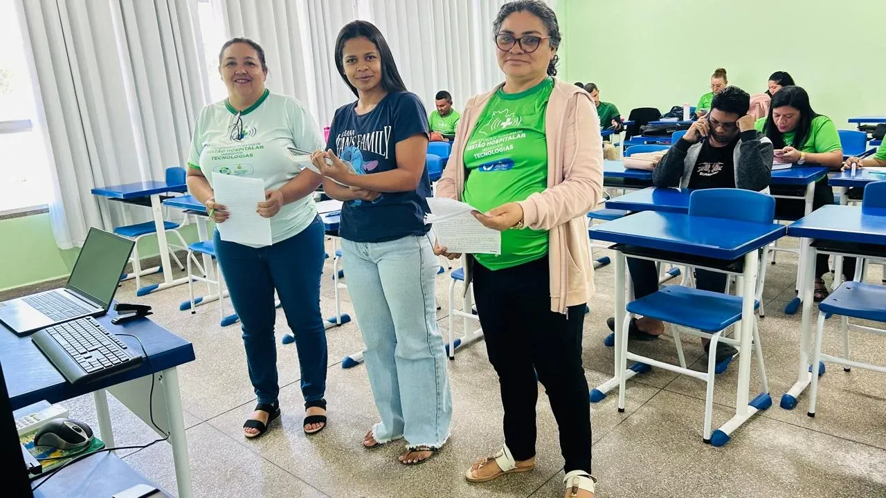 Una profesora con su bebe en el aula de clase