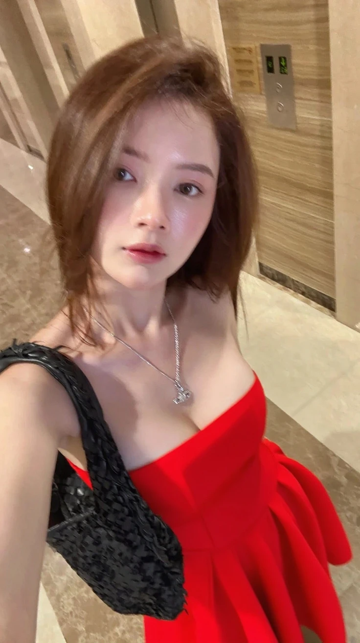 best quality, ultra-detailed, hyper real、
cabaret, scenery, bar (place), indoors, chair, table, light,
(Oily skin:1.5, Oiled skin:1.5, mega Big Breasts:1.5, nightclub:1.5),
(((Golden lighting、silk mini dress、Red Velvet Long Sofa))),
1girl, , , jewelry, necklace, smile, looking at viewer, dress, sleeveless dress, bracelet, sitting, drinking glass, alcohol, Background blur、Many customers and hostesses in the background、