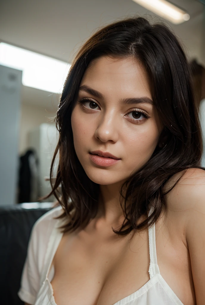 fiLLe Latine. dark hair. dark eyes. L&#39;adoLescence. jeune aduLte. joLi.