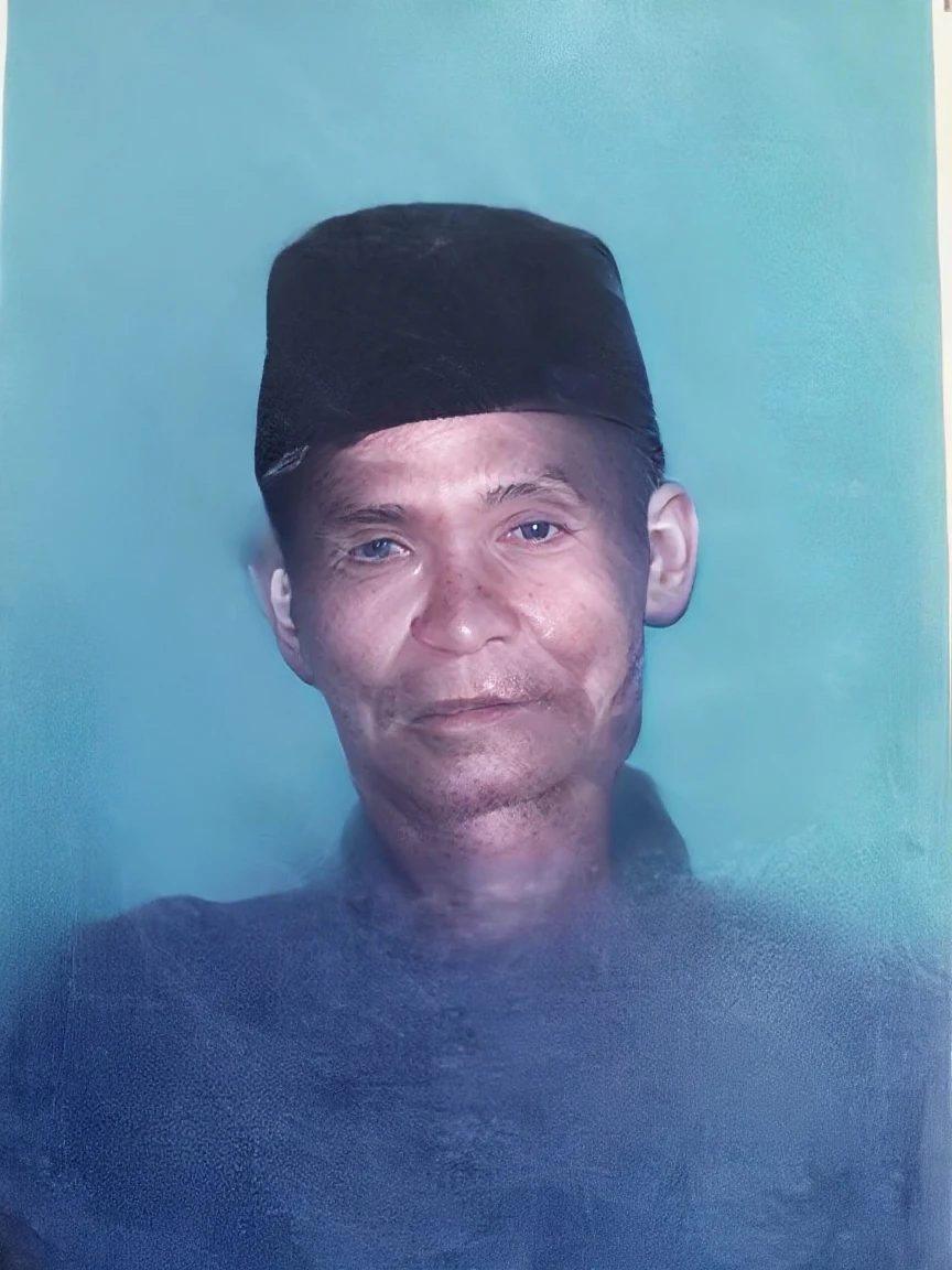 Make this photo realistic and detailed, there is a man in a white shirt and a black hat, 45 years old mancolor portrait, real life portrait, photo of a man, portrait symetrical, very detailed potrait, realistic portrait photo, close up potrait, profile portrait, very detailed face, very realistic face, very perfected face, very detailed clothes, very realistic clothes, very perfected clothes