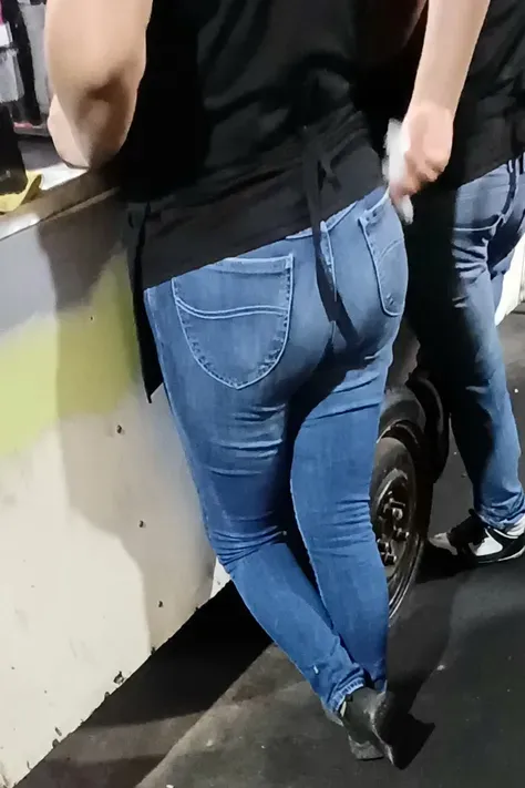 devastated woman in jeans and black shirt is standing on the tiled floor, jeans preto extremamente apertado, grande saque, uhd foto sincera de sujo, jeans apertados, grupo, close-up from behind, extremely close shot, perto de um magro, olha esse detalhe!, curvy accentuated booty, coxas de perto((expandir a foto,))